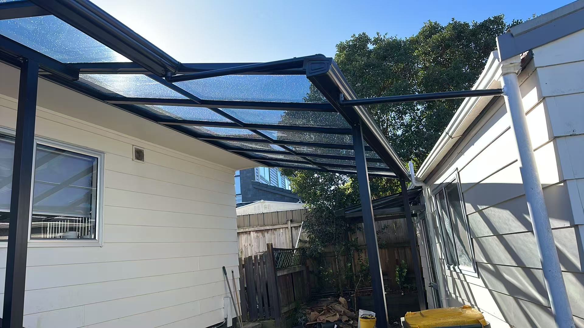 Glass link canopy between two buildings