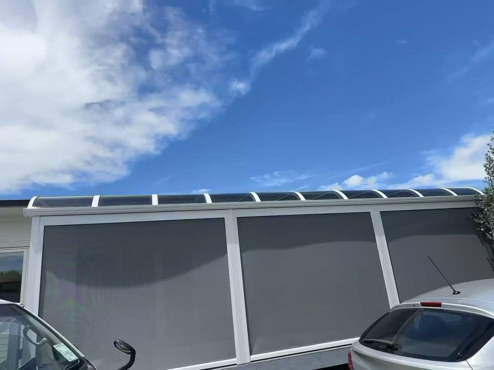 Curved roof with track-guided outdoor screens